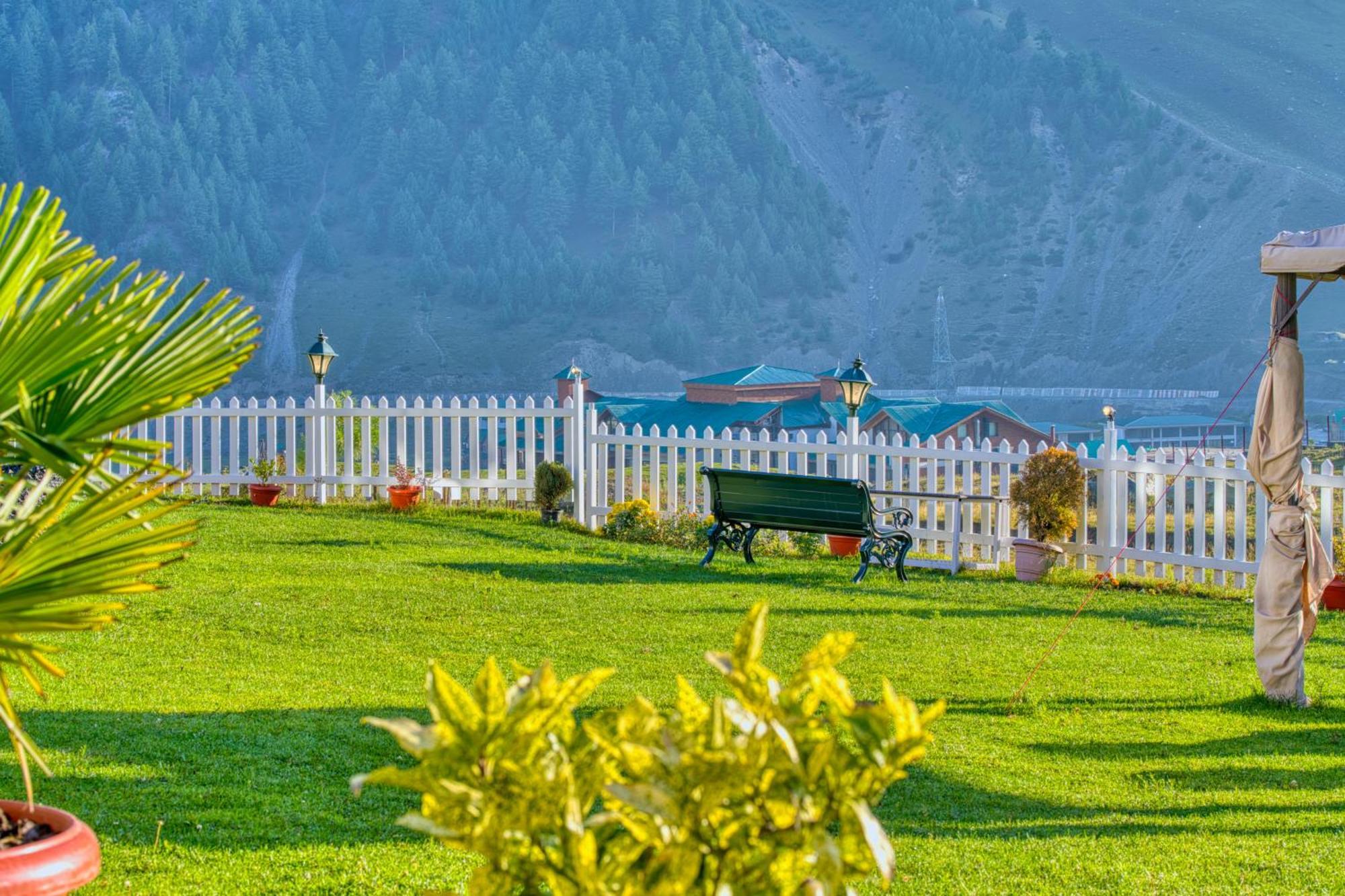 Golden Meadows Hotels & Resorts Sonāmarg Exteriör bild