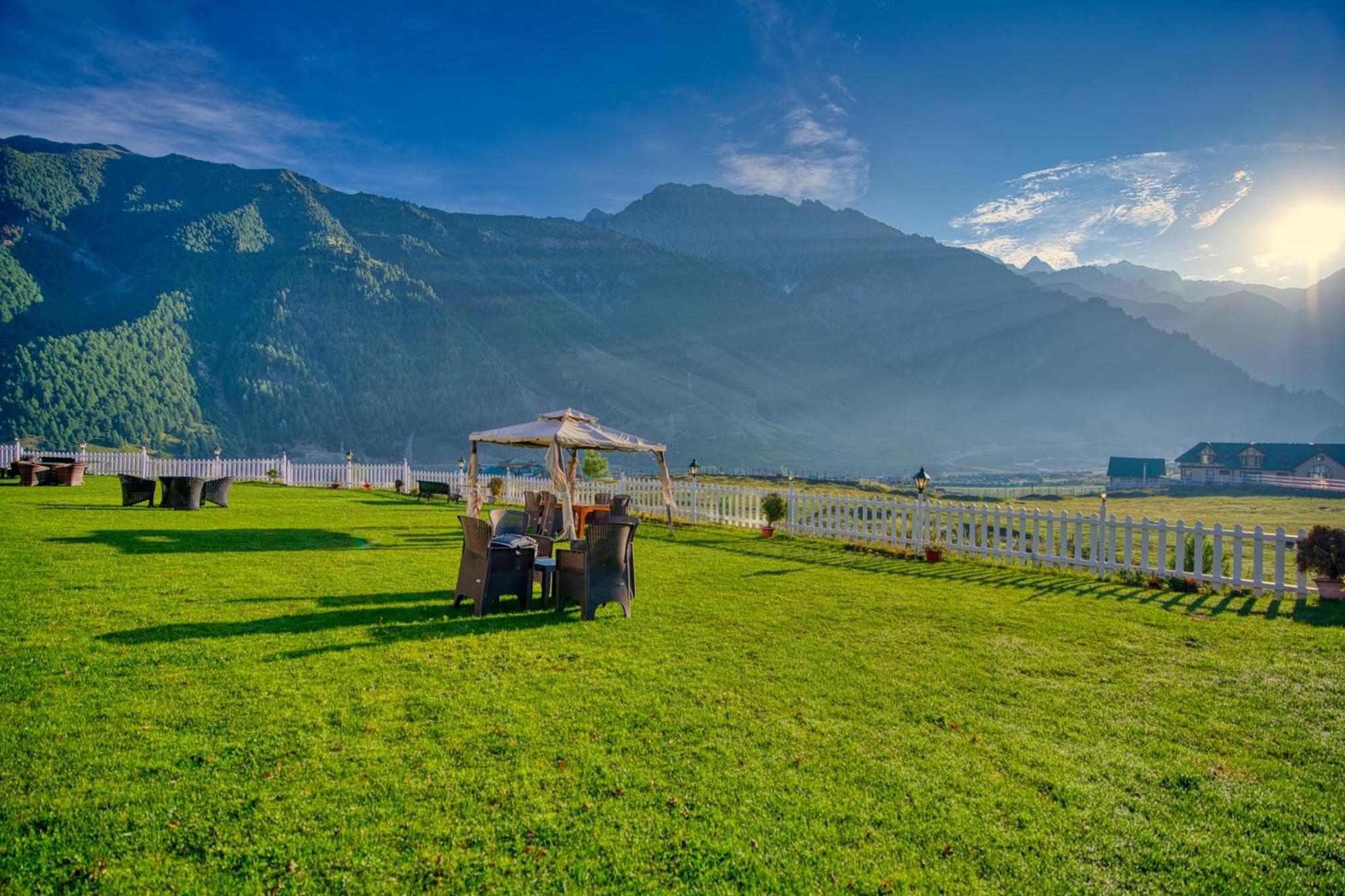 Golden Meadows Hotels & Resorts Sonāmarg Exteriör bild
