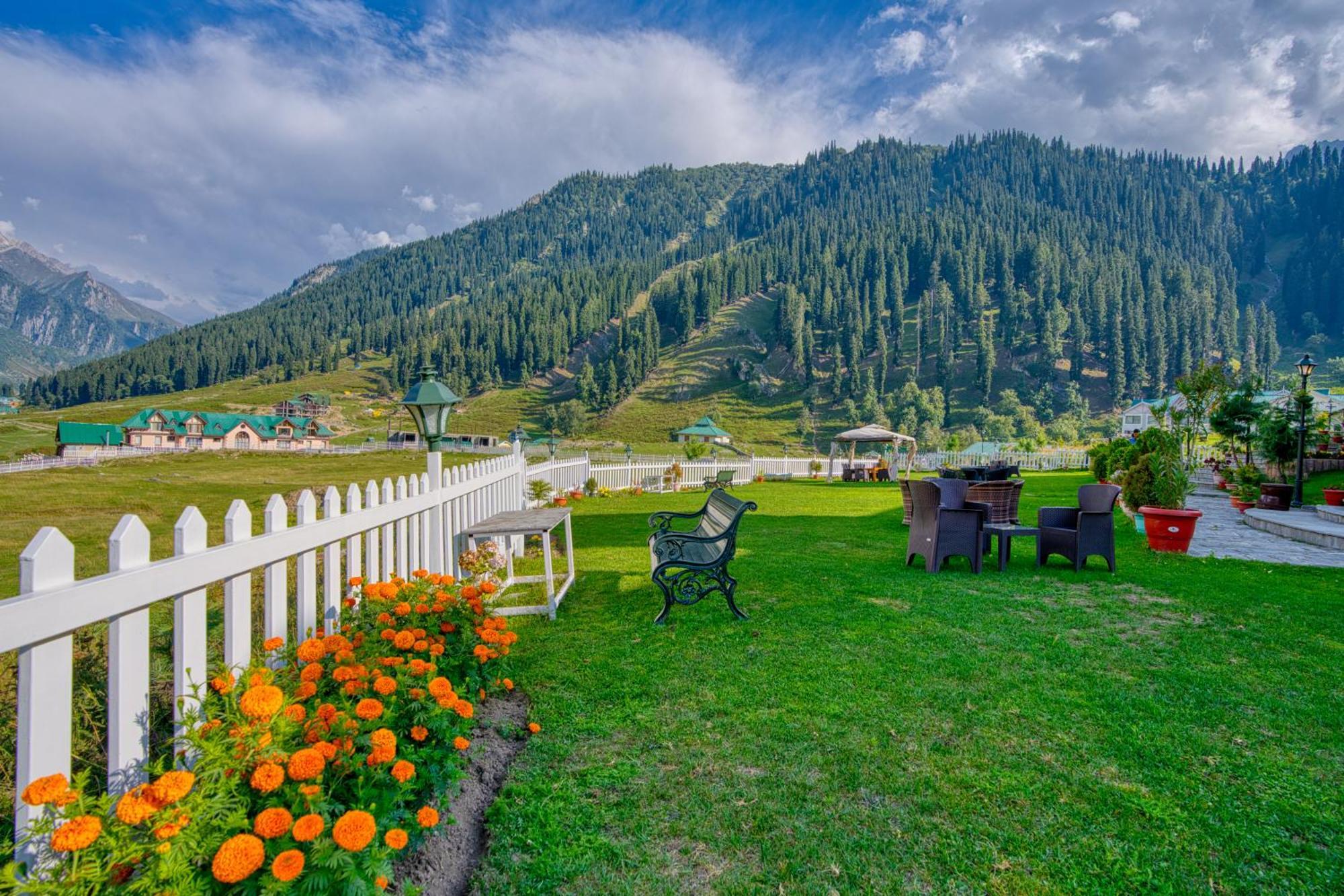 Golden Meadows Hotels & Resorts Sonāmarg Exteriör bild
