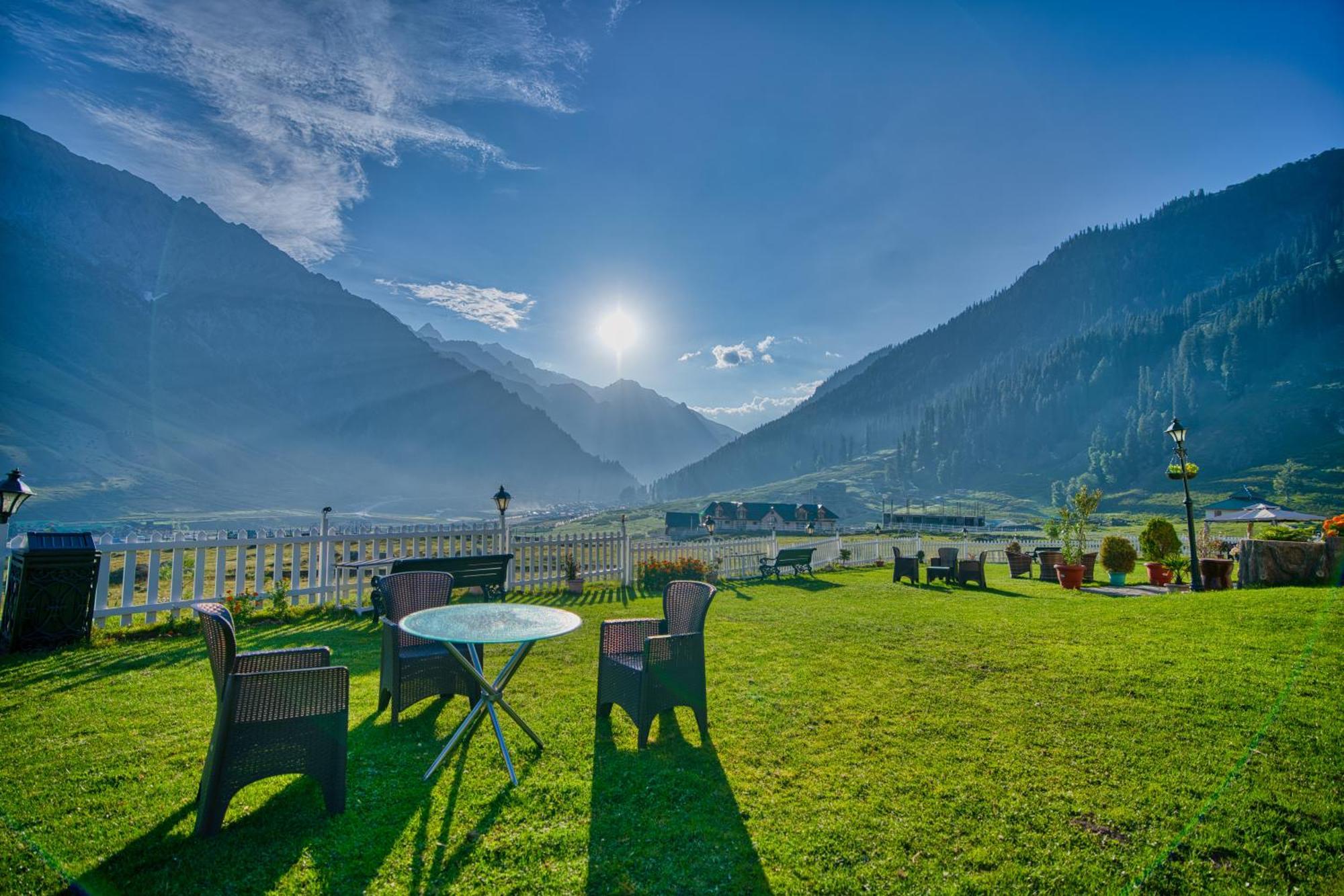 Golden Meadows Hotels & Resorts Sonāmarg Exteriör bild