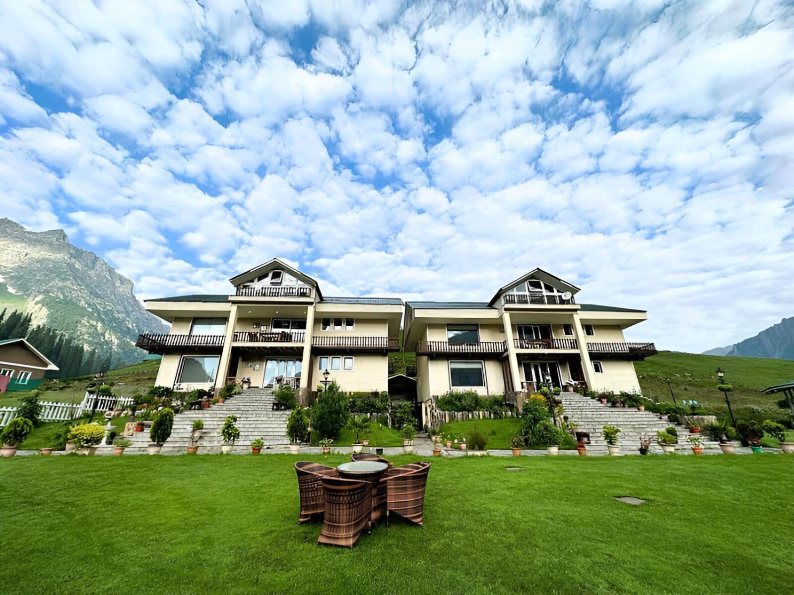 Golden Meadows Hotels & Resorts Sonāmarg Exteriör bild